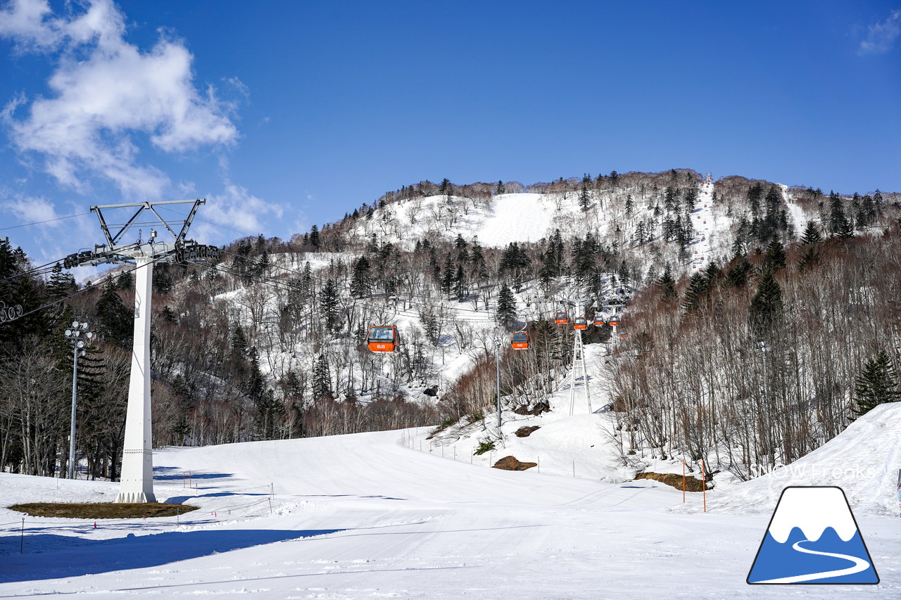 札幌国際スキー場 Mt.石井スポーツ ISHII SKI ACADEMY 校長・斉藤人之さんによる『斉藤塾』開講。本日のテーマは、「春雪！コブからスキーのたわみを楽しむ！！」(^^)v